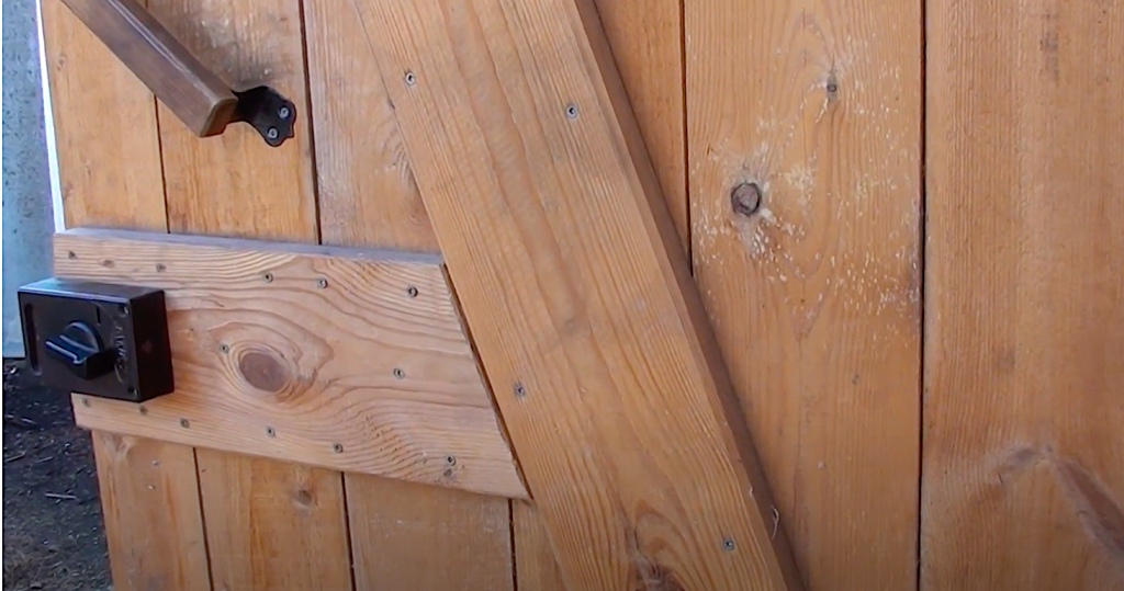 Как сделать входную и межкомнатную деревянную дверь своими руками: схема изготовления