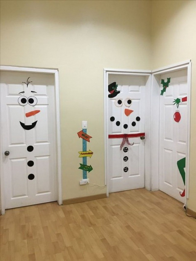 изображения снеговиков на трех дверях