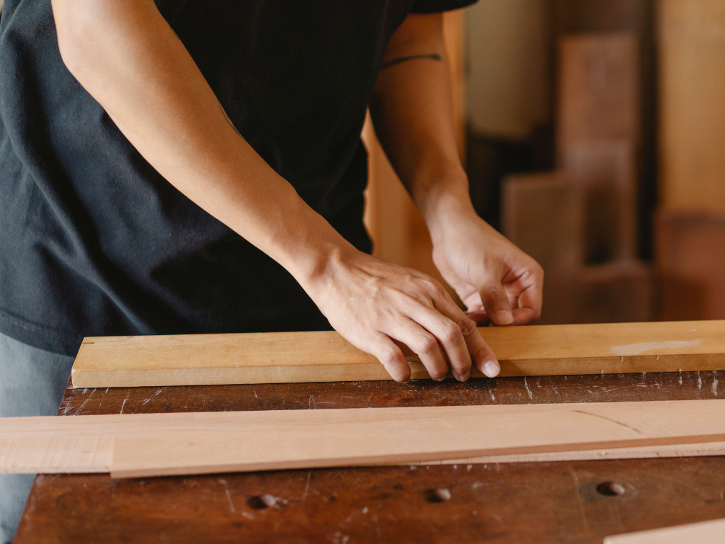 Двери из древесины: достоинства и как сделать изделие своими руками