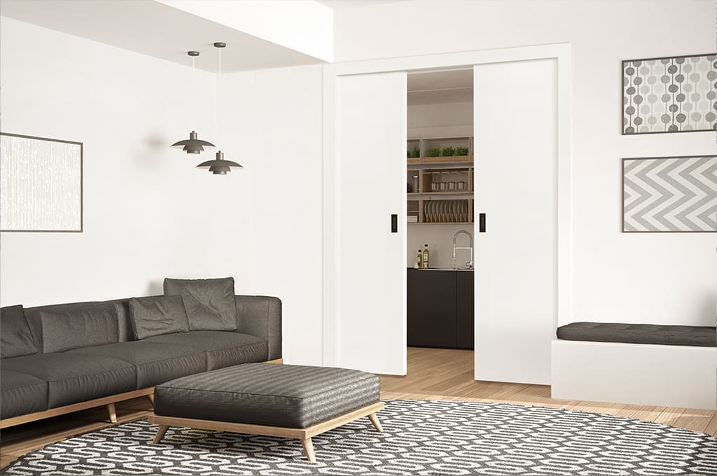 Раздвижные или распашные двери — что выбрать в 2026 году